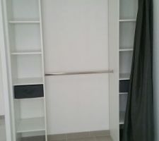 Il y a un placard comme ça dans chaque chambre, on y range pas mal de choses, mon mari a rajouter une étagère sur toute la largeur en haut. Leroy Merlin.
