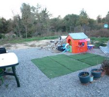 Un jardin en chantier... les jouets au milieu des gravats c'est sympa, espérons que pour le printemps nous aurons un peu aménagé tout ça !