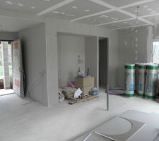 Autre vue depuis la cuisine avec le logement frigo et l'entrée du celier.