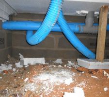 Quelques photos prises de l'intérieur du vide sanitaire avec les gaines, les tuyaux d'eaux pluviales et les tuyaux d'eaux usées (d'ailleurs les mêmes, Est-ce normal?)