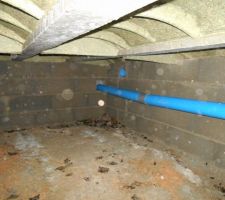 Quelques photos prises de l'intérieur du vide sanitaire avec les gaines, les tuyaux d'eaux pluviales et les tuyaux d'eaux usées (d'ailleurs les mêmes, Est-ce normal?)