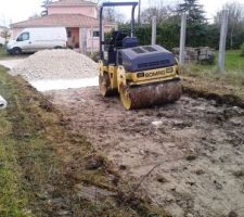 D&eacute;capage de la terre v&eacute;g&eacute;tale sur 20cm, pose g&eacute;otextile et calcaire 0/120
