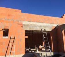Le rez de chaussée côté salle de bain et séjour.