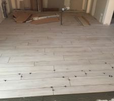 Pose carrelage en cours... Le carreleur est tip top il avance super vite et fait un vojlot tres propre