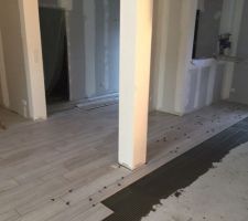Pose carrelage en cours... Le carreleur est tip top il avance super vite et fait un vojlot tres propre