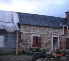 On remonte un mur en parpaing pour ensuite accueillir des pierres de pays sur un mur de 60 cm de d epaisseur