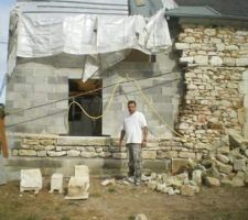 La pierre de pays remonte doucement pour cacher le parpaing et redonner le style et le cacher de la fermette