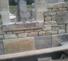 Reconstruction de la partie de l'ancien four &agrave; pain en pierre de pays