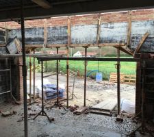 Entrée du garage avec coins biseautés, vue de l'intérieur le coffrage du linteau