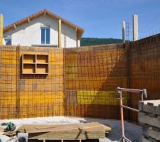 Coffrage des murs en b&eacute;ton arm&eacute;.