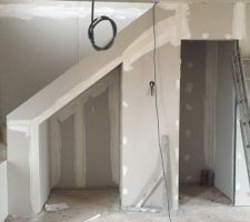 Escalier, WC du bas et rangement