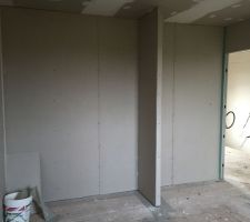 Vu à l intérieur d une chambre
Avec dressing intégré