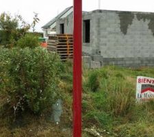 Petit problème: les ouvriers de la mairie ont posé un panneau ok, mais sur notre terrain... et ça ça ne va pas. 1 mois et demi plus tard malgré en avoir discuté personnellement avec le maire il est toujours au même endroit...