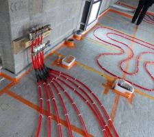 Mise en place du plancher chauffant.