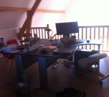 La mezzanine avec leurs 2 bureaux