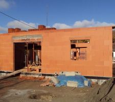 Maison vue  de la baie vitrée (salon) et la fenêtre de  la chambre parentale