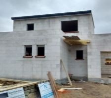 Les appuis de fen&ecirc;tre sont pos&eacute;s.