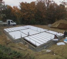 Pose des plaques de polystyrène entre les poutrelles, pour fermer le vide sanitaire