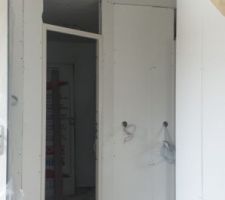 Les cloisons se montent... Première pièce (petite pièce) ça sera le bureau!