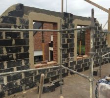 Le pignon Ouest se dessine, les deux fen&ecirc;tres sont termin&eacute;es, linteaux coul&eacute;s.