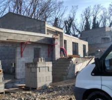 Murs du rez-de-chauss&eacute;e termin&eacute;s: pr&eacute;paration de la dalle de l'&eacute;tage!