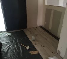 Carrelage en cours dans l'entrée