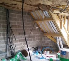 La chambre parentale avec le plafond en cours d'isolation