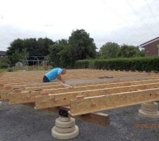 Mise en place des solives pour faire les caissons du sol de la maison.
Les solives sont deux plaques d'osb3 fixées de part et d'autre de 2  pièces de douglas. On vient faire une semelle sur un côté avec de l'agépan qui permettra de fermer les caissons avec de l'isolant. A une extrémité on place un morceau de douglas qui servira d'ancrage aux arches