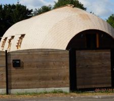 Il ne reste plus qu'à peindre la toiture en rouge pour la protéger des UV.
En haut on voit la ventilation de toiture par convection naturelle.