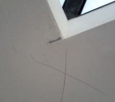 Un 2 ème passage d'enduit est nécessaire à certains endroits du paco.