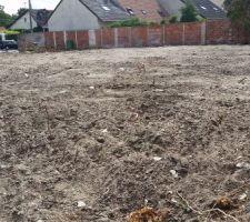 Terrain apr&egrave;s la d&eacute;molition des 2 maisons divis&eacute; en 4 parcelles.