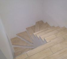 L'escalier est enfin carrelé et peint !
