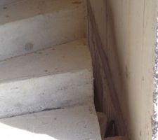 Détail de l'espace laissé entre l'escalier et le mur extétieur pour l'isolation