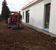 La terre est répartie tout autour de la maison