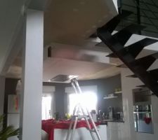 Etape debla construction du plafond suspendu avec lumiere indirecte au dessus de notre ilot