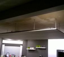 Etape debla construction du plafond suspendu avec lumiere indirecte au dessus de notre ilot
