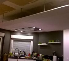 Etape debla construction du plafond suspendu avec lumiere indirecte au dessus de notre ilot