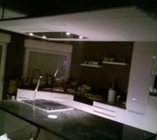 Etape debla construction du plafond suspendu avec lumiere indirecte au dessus de notre ilot