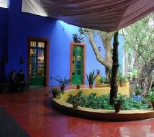 Patio de la maison en adobe de Frida Khalo. Mexico
