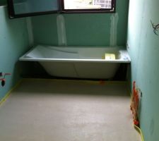 Dans la salle de bain, nous avons "décaissé" la baignoire, ainsi on gagne une quinzaine de centimètres ce qui compte quand on n'est plus tout jeune !