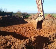 Le trou me para&icirc;t bien profond pour un vide sanitaire de 4 parpaings ...