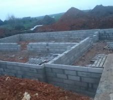 15 jours plus tard le vide sanitaire, donc 4 rangs de parpaings