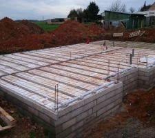 Le lendemain : vide sanitaire casi termin&eacute;.

Certaines choses nous choquent, notamment l'impression "d'enterrement" de la maison ... nous craignons qu'il manque un rang au vide sanitaire. Pourtant ce n'est pas nous qui avons d&eacute;cid&eacute; de cela. Nous avions m&ecirc;me demand&eacute; &agrave; ce que notre maison soit l&eacute;g&egrave;rement sur&eacute;lev&eacute;e par rapport au terrain (ce qui nous a &eacute;t&eacute; refus&eacute;). Le terrassier a t il trop creus&eacute; ??
De plus une des &eacute;vacuations d'eau n'est pas &agrave; la bonne place. Elle &eacute;tait pr&eacute;vue comme &ccedil;a &agrave; la base mais le 7/12/2015 j'ai envoy&eacute; un msg au conducteur de travaux pour l'informer de notre d&eacute;sir de changer la douche de place. Sans r&eacute;ponse de sa part (il est d&eacute;bord&eacute; nous a t il dit !) je pensais qu'il avait n&eacute;anmoins pris notre demande en compte ... 

Donc ni une ni deux je l'appelle, r&eacute;pondeur, je laisse un msg lui demandant de nous rappeler lundi matin au plus vite car certaines choses ne vont pas. Je lui demande de ne surtout pas venir couler le b&ecirc;ton sans que nous ayons vu les probl&egrave;mes ensemble.
J'attends lundi son coup de fil ...