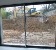 Après le retrait du chemin d'accès au chantier, le décaissement de nouvelles terres peut commencer