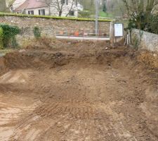 Après reconstruction du mur d'enceinte, les futurs travaux de terrassement se feront à main d'homme... ou de femme !