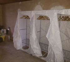 3 petites penderies Toutes moches pour ranger les fringues d'été et protéger de la poussière le temps des travaux... C'est dingue comme dans un appartement on a facilement des rangements, et comme ça manque vite dans une maison vide!