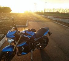 Il y a 2 places de stationnement devant notre parcelle, j'esp&egrave;re que nous ne serons pas trop d&eacute;rang&eacute;s la nuit... et ma moto que je vais &ecirc;tre oblig&eacute;e de vendre pour la construction... snif !