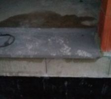 Seuil de porte gris anthracite.