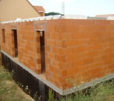 Élévation des murs du RDC - Jour 8 : préparation dalle étage (hourdis/poutrelles)