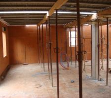 Élévation des murs du RDC - Jour 8 : préparation dalle étage depuis la cuisine